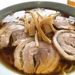 黒田屋食堂 - 20cm強のどんぶりに醤油ベースのスープ、チャーシューが5枚にメンマ、ネギのラインナップ。