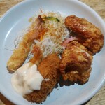 ピトン - ミックスフライ定食（鶏のからあげ、カニコロッケ、エビフライ、サラダ）