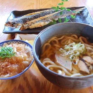 屋久どん - 料理写真:うどんのDセット(屋久島うどん➕刺身ミニヅケ丼) ¥1050 奥 飛魚の姿揚げ¥750  