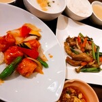 重慶飯店 - 選べるメインのランチ。スープはアッサリした中華スープ！