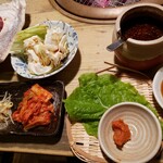 炭火焼肉 清次郎 - ご飯(普通で大盛)、味噌汁、ナムル、キムチ、キャベツ、サンチュ。定食にはこれがついています。