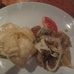 クンビラ - ネパールのパン（左）と、牛だったか？