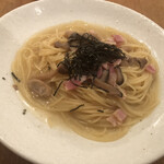 パスタモーレ - ランチ(サラダ・ドリンク)付　¥1,099
            キノコとベーコンのバター醤油