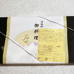 Kiyouken Hontenshoppu - 包み紙の下に割り箸と楊枝、小さなウエット・ティッシュ