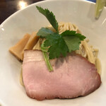 人力俥 - ぶっとい枕木メンマ、2種類のチャーシュー、三つ葉、ライムが美しい！