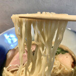 らーめん専門 うしおととり - 麺は細めのストレート。やや柔らかめでツルツル、しっとりとした食感。