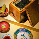 Grilled seaweed in a wooden box