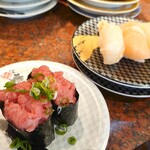 Sushi Choushimaru - 本マグロの軍艦と貝の3種盛り的なやつ