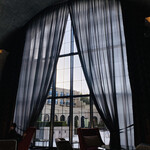 マレッタ - クロスヴォールト様式大天井、奥に見えるコリドールが取り巻くパティオが本当に素敵です✩.*˚