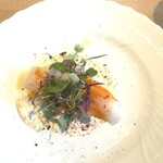 La Brianza - 秋田県イカのカルパッチョ梶谷農園さんのハーブやソースと。イカのサクねっとり甘みと、ハーブの香りが加わっておしゃれな味わい。おいしい♡