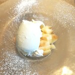 La Brianza - 桃とミルクジェラート。桃の甘みにすっきりなミルクジェラートがおいしい組み合わせ。桃の甘みが引き立ちますね♪