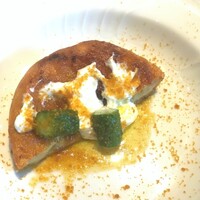 La Brianza - ひよこ豆のファリナータヨーグルトソースシブレットやピクルス、からすみ。表面はカリッと香ばしく、生地がとろりとろける口当たり。さわやかなソースやピクルスと絶妙バランスおいしいわ～