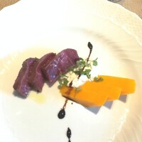 La Brianza - 沖縄県産完熟マンゴーとブレザオラ。旨みの凝縮されたブレザオラ、マンゴーの甘みとともに味わうとても合うわぁ～♡ワインと合う合う進みますね