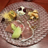 Archan - 本日の前菜盛り合わせ：プロシュート メロン、玉ねぎのベイクドチーズケーキ、ツブ貝 野菜のビネガーで、水牛のモッツァレラチーズ アメリカンチェリー