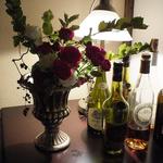 サルキッチン - オン・フラワーズさんのアレンジメントが
      大人の香りを静かに放って。
      