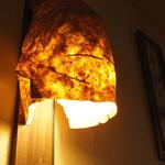 サルキッチン - 紙製のランプシェイドが穏やかな光を放って。。。
