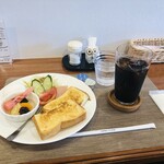 カフェ 甘味 あずき - 料理写真:アーモンドトースト＋アイスコーヒーのモーニングセット　５００円