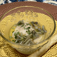 クリマ ディ トスカーナ - ガスパッチョ ジャッロ　島根益田の鴨島ハマグリ　秋田ジュンサイ
                    冷たいガスパッチョは、トマトにゴールデンキウイを使いすっきりとした酸味と甘さの夏らしい味わいです。 
                    蛤は噛むと旨味が溢れてきます。 