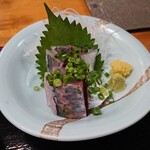 Ichigen - アジの刺身をアップｗ こちらも厚みがあったプリっとした切り身が美味しかったです♪山葵と生姜が添えられていてどちらのニーズにも応えていました