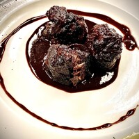 牛ホホ肉のやわらか赤ワイン煮込み