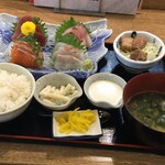 Isomaru Suisan - お刺身盛り合わせ定食