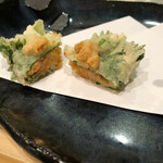 天麩羅 やぎ - 雲丹この量！濃厚！！贅沢！！でも後味は大葉でさっぱり。夏だね！