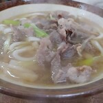 たにや食堂 - 脂身のプルプル食感が嬉しい肉うどんです