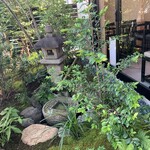 茶房 牡丹 - 灯籠とつくばい