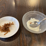 華記食府 - 大根の漬け物と杏仁豆腐