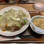 リンガーハット - 野菜たっぷり皿うどんと半チャーハンです。（2021年6月）