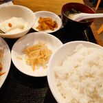銀莱 - ご飯、もやしナムル、ざーさい、杏仁豆腐、スープ