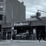 Foodtown - 店舗外観。Macの具合が悪く、何故か白黒に ^^;。