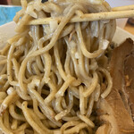 煮干らーめん 川むら - 混ぜ混ぜ後の中太麺