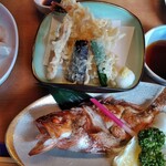 勘平衛 - 『おまかせコース』刺身盛り合わせ、カサゴの塩焼き、天ぷら、ローストポーク