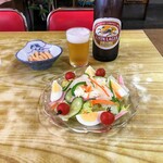 中華料理 しまむら - ミックスサラダでビールを飲む（かっぱえびせんもアクセントに）