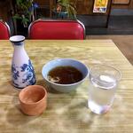 中華料理 しまむら - ラーメンスープで酒を飲む（塩っぱいので意外とアテになる）