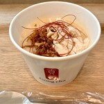 貢茶 - 参鶏湯風のお粥。小さいんですがお腹にたまります。ファストフードでお粥がいただけるのはありがたい。（でもお粥メニューは辞めると張り紙あり）この木のスプーンがひどい臭いでした。