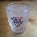 お冷のグラスもコメダのイラスト入り。