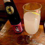 地酒喝采 かも蔵 - 【徳島】重陽の節句、三芳菊「TAKE A WALK ON THE WILD SIDE」に菊の花をひとひら浮かべて。粋な一杯です♪