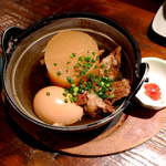 地酒喝采 かも蔵 - 牛すじおでん。ピリ辛な神楽南蛮を添えて。関西風を感じる薄味で、出汁まで飲み干したくなる。秋だねぇ…