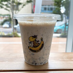 まがりDEバナナ - ドリンク写真:バナナジュースミディアムサイズ（豆乳+チョコチップ）