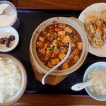 麻婆豆腐ランチ（麻婆豆腐、油淋鶏、スープ、ライス、漬物、杏仁豆腐）…580円