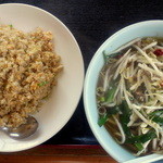 ラーメンセット（台湾ラーメン、ネギチャーハン、油淋鶏）…700円