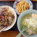 中国料理の鉄人 - ラーメンセット（鶏肉ネギラーメン、回鍋肉丼、ポテト）…700円