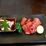 山形黒毛和牛 米沢牛焼肉 仔虎 - 左側→岩中豚      右側→米沢牛