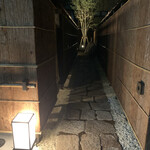 Furumachi Sen - 玄関までのアプローチ