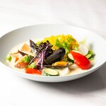 Green curry with salmon and steamed vegetables