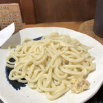麦 - 熱盛りのうどん。わかりづらいですが、湯気が立ち上っています。
