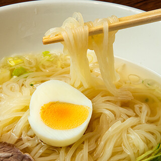 To finish off your meal, enjoy the "hand-made ramen" prepared in the shop every day.