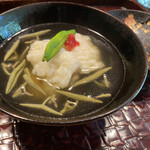 草如庵 - 鱧と玉ねぎの真薯、じゅんさいのお椀
      上に乗った野萱草の花の芽が愛おしい